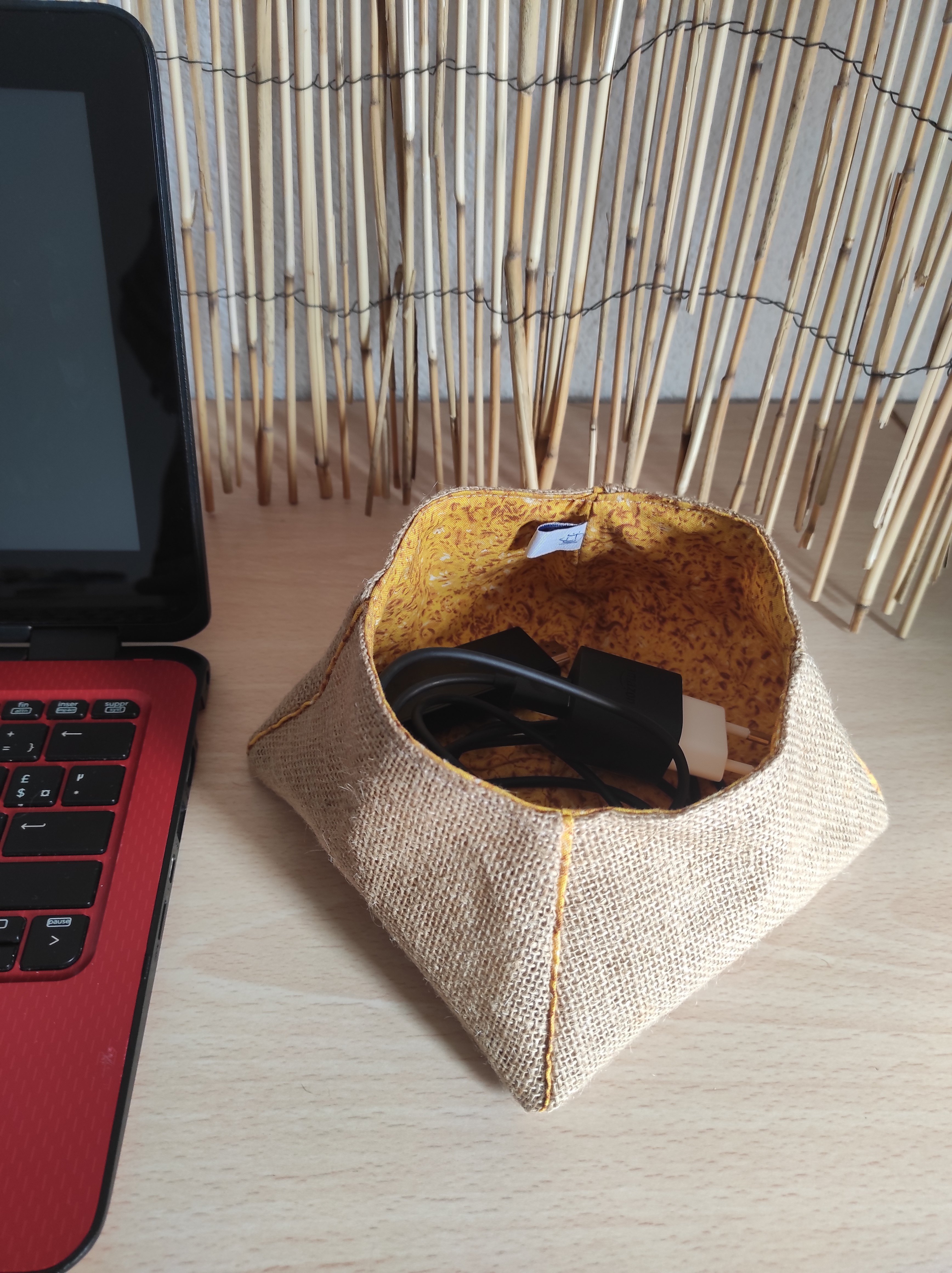 Vide poches en toile de jute de forme trap&egrave;ze