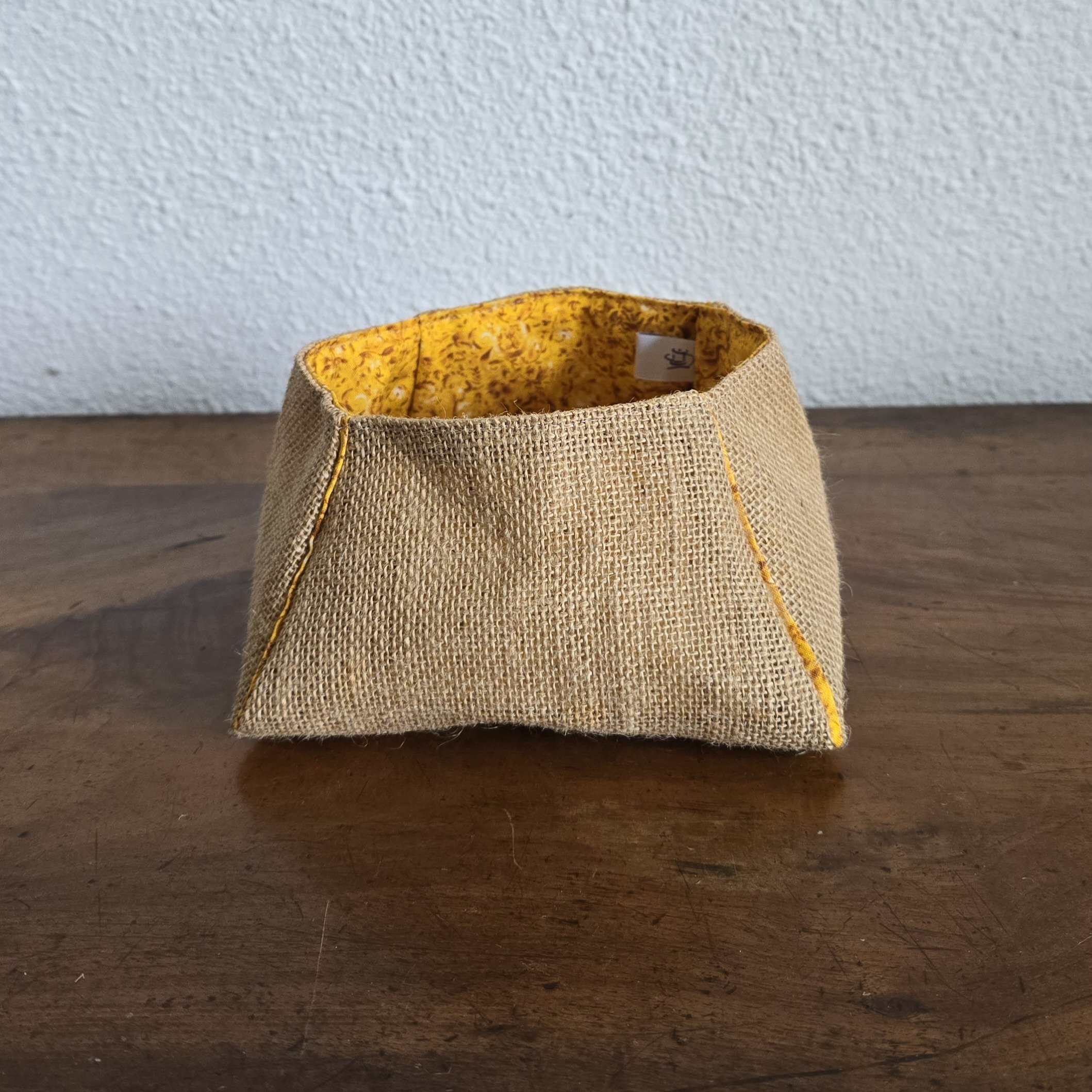 Vide poches en toile de jute de forme trap&egrave;ze