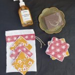 Lingettes démaquillantes lavables en coton bambou et tissu coton imprimé avec sa pochette de rangement coordonnée.