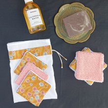 Lingettes démaquillantes lavables en coton bambou et tissu coton imprimé avec sa pochette de rangement coordonnée.