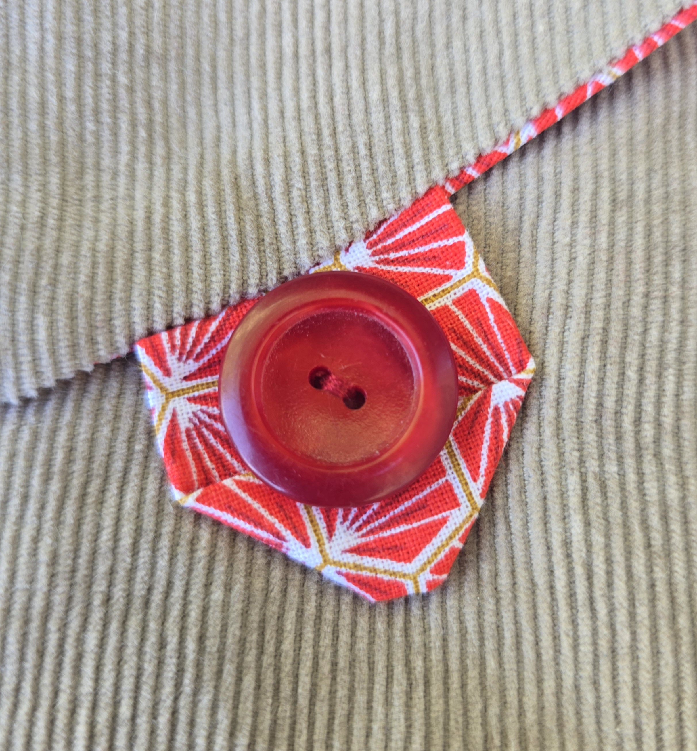 &Eacute;tui souple &agrave; lunettes ,en velours c&ocirc;tel&eacute; , doubl&eacute; de tissu coton imprim&eacute;. &Eacute;co-con&ccedil;u.