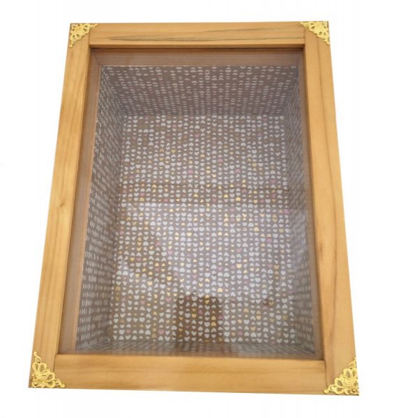 Caja de madera con tapa de cristal. Modelo : coraz&oacute;n de miel.