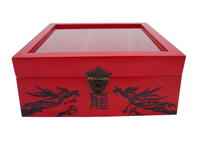 Caja de madera inclinada con tapa de cristal. Modelo : dragón rojo