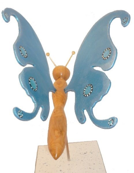 Mariposa azul eléctrico en una escultura de madera de pie