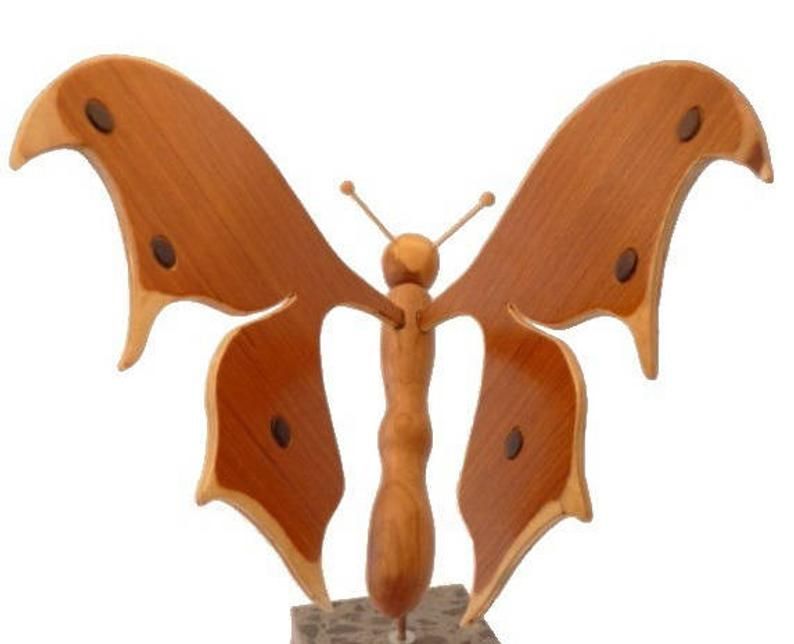 mariposa en sapiens, cerezo y haya con un toque de ébano sobre una base de mármol italiano Terrazo para colocar en escultura de madera