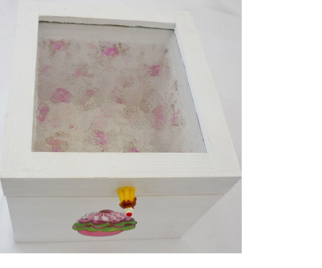 Pequeña caja de madera maciza con decoración de cupcakes blancos