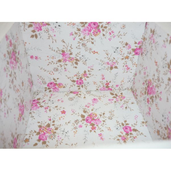 Peque&ntilde;a caja de madera maciza con decoraci&oacute;n de cupcakes blancos