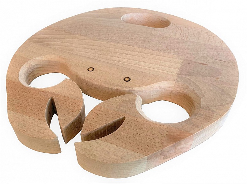 Planche &agrave; d&eacute;couper sp&eacute;cial ap&eacute;ro en bois de h&ecirc;tre naturel FSC model crabe emplacement 2 verres a pieds