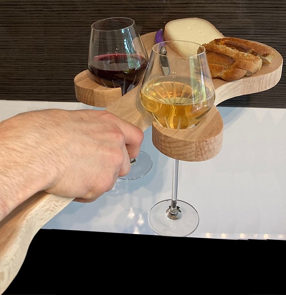 Tabla de cortar de madera de haya natural FSC modelo guitarra lugar para 2 vasos