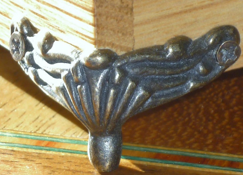 Muy bonito pecho de madera de casta&ntilde;o arqueado de los Pirineos 