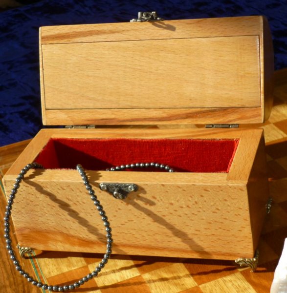 Muy bonito pecho curvado de madera maciza de haya de aspecto envejecido