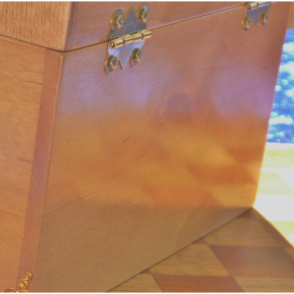 Muy bonito cofre curvado de abedul jaspeado, madera maciza de los Pirineos 