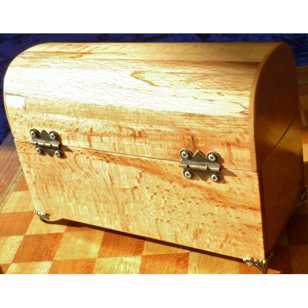 Muy bonito pecho curvado de madera maciza de haya de aspecto envejecido