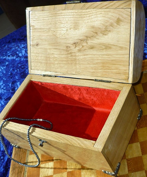 Muy bonito pecho de madera de casta&ntilde;o arqueado de los Pirineos 