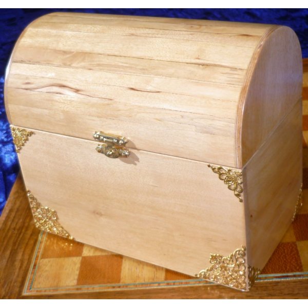 Muy bonito cofre curvado de abedul jaspeado, madera maciza de los Pirineos 
