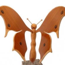 mariposa en sapiens, cerezo y haya con un toque de ébano sobre una base de mármol italiano Terrazo para colocar en escultura de madera