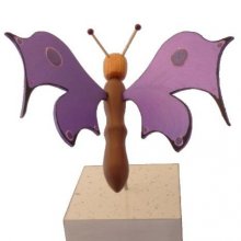Mariposa púrpura eléctrica sobre un soporte escultura de madera