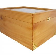 Caja de madera con tapa de cristal. Modelo : corazón de miel.