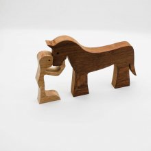 Figurita de madera del hombre y su caballo