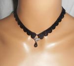 Collar de encaje negro con gota de cristal bohemio