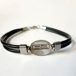 Pulsera de nácar personalizada en cuero