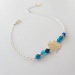 Pulsera de pequeñas piedras de ágata azul con trébol en cadena de plata 925