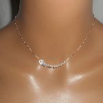 Collar gargantilla de plata 925 con ala pequeña y cuentas de cristal blanco