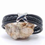 Pulsera X de hombre de acero inoxidable sobre piel negra