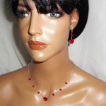 Conjunto de collar rosa roja y gorgona sobre cadena de plata