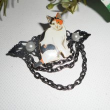 Broche de gato con perlas esmaltadas y cadena negra