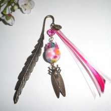 Marcapáginas con plumín de perla rosa floreada con cigarra de bronce y cintas
