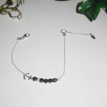 Original pulsera de tinta marina y pequeñas perlas de hematites en una cadena de plata 925