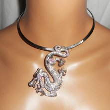 Original collar de metal plateado con gran dragón de cristal