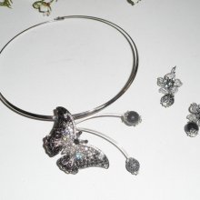 Original collar con mariposa gris engastada con piedras de cristal y ágata