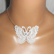 Collar de mariposa blanca en fino bordado sobre cadena de plata