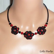 Original collar con flores de ganchillo negras y rojas, cuentas de cristal y vidrio