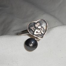 Anillo original de plata 925 con ángel en corazón y piedra hematites