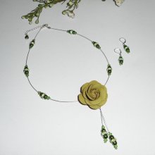 Conjunto de collar con perlas de vidrio nacaradas verdes y cable de cristal con rosa de cuero