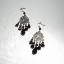 Pendientes de cuentas de cristal negro con conectores florales