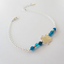 Pulsera de pequeñas piedras de ágata azul con trébol en cadena de plata 925