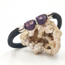 Pulsera doble de calavera y tibias cruzadas con piedras moradas sobre cuerda negra