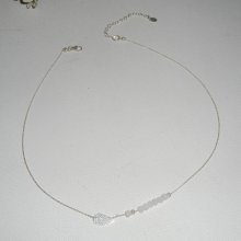 Collar gargantilla de plata 925 con ala pequeña y cuentas de cristal blanco