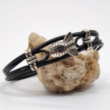 Pulsera de hombre de cuero negro de varias vueltas con pez de metal plateado