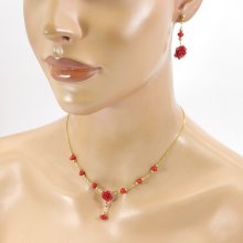 Conjunto de collar y pendientes con rosas gorgonias rojas