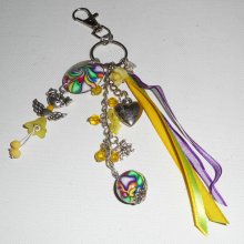 Llavero/joya de muñeca amarillo con cuentas y cintas multicolores