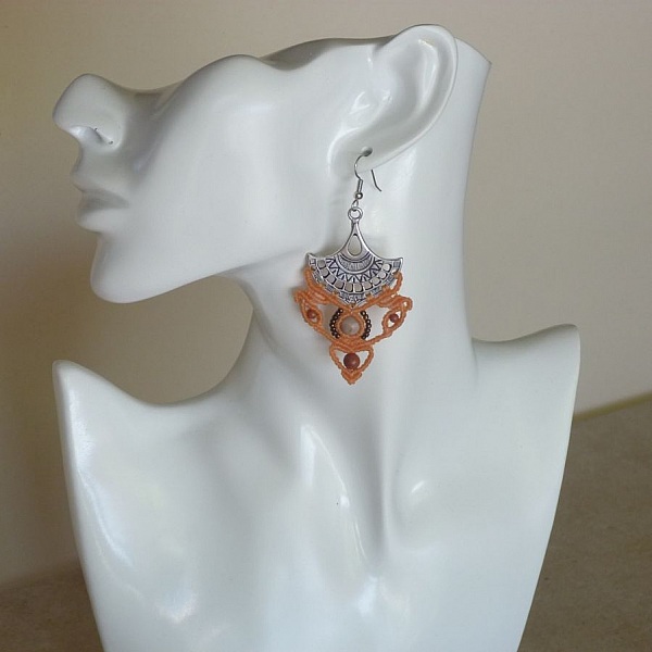 Pendientes de micromacram&eacute; color melocot&oacute;n