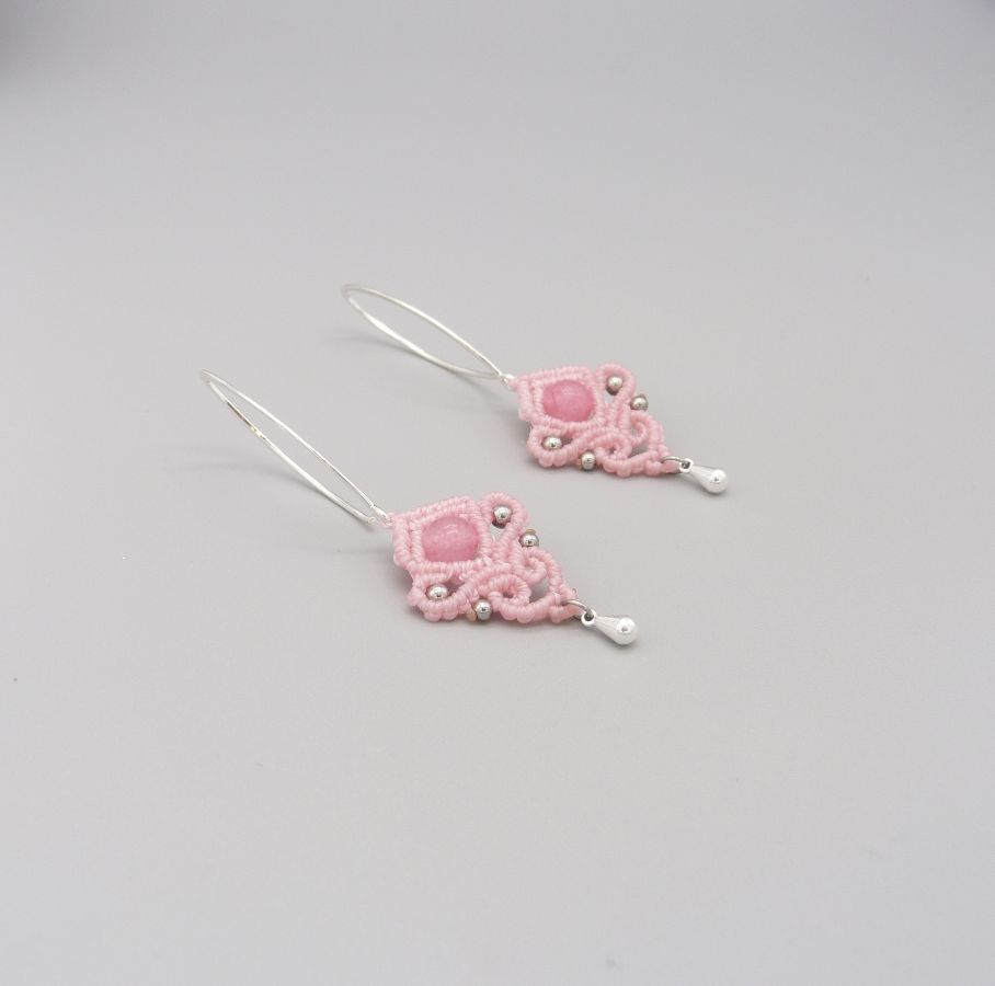 Pendientes de micro macramé rosa con una cuenta de gema rosa