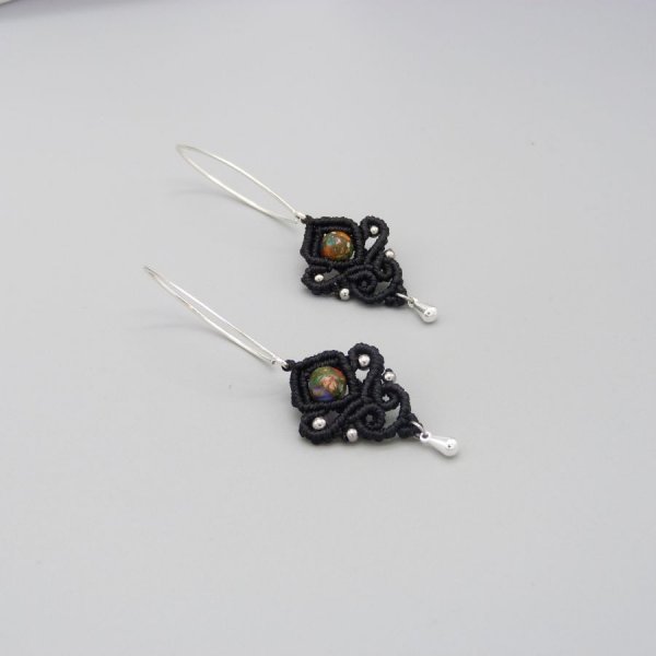 Pendientes de micro macram&eacute; negro con cuentas de jaspe imperial