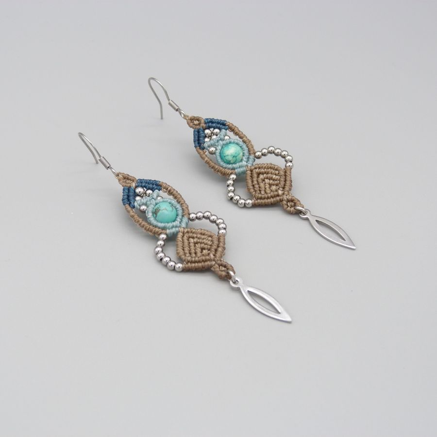 Boucles d'oreilles  en micro-macramé couleur beige, bleu