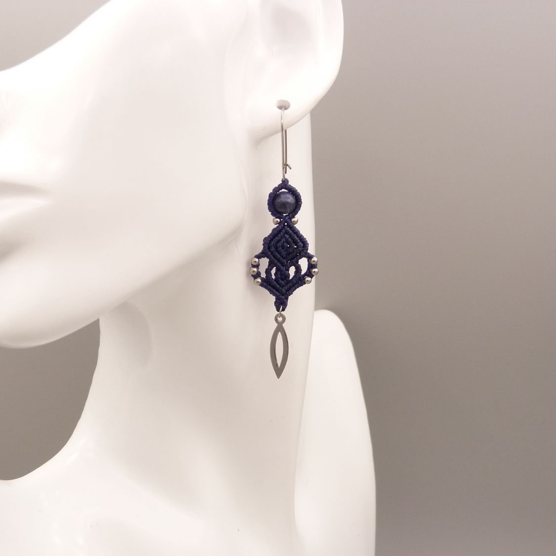 Pendientes de micromacramé azul oscuro 